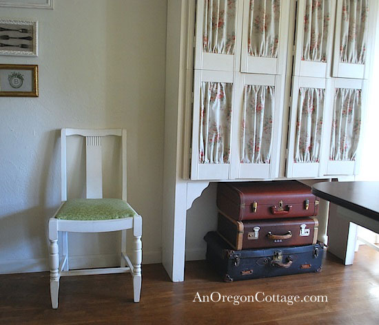 dining-room-vintage-suitcases dining-room-vintage-suitcases