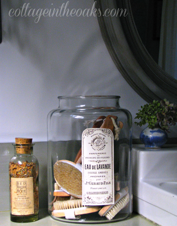 apothecary-jars-in-cottage-bathroom